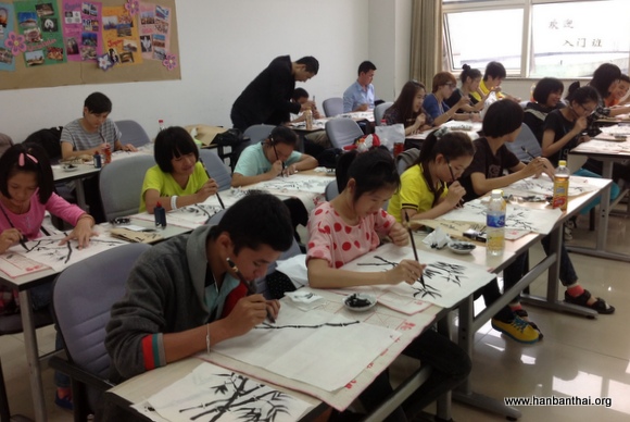 图片1：学员们体验中国绘画艺术.JPG