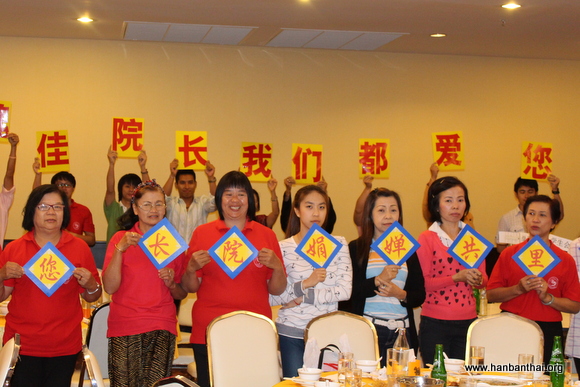 图片4：学员送别魏佳院长.JPG