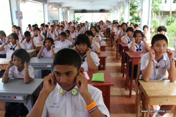 图片4：Bandansantirat School学生认真学习做操.JPG