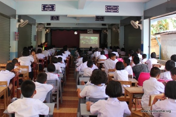 图片4：Bandansantirat School学生观看电影.JPG