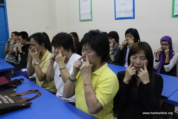 图片3：孔院成人班学员学习眼保健操.JPG