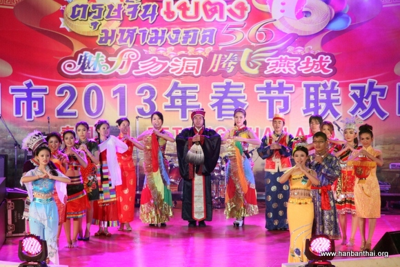 图片5：民族服装秀文化.JPG