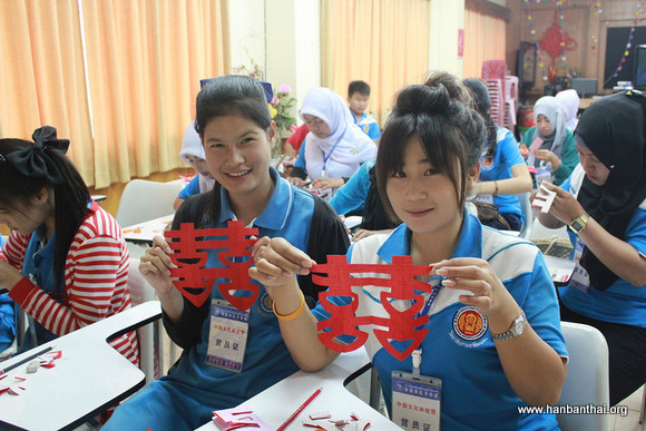 图片2：学生剪出的“囍”字.jpg