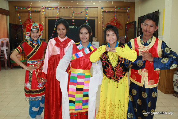图片3：体验中国民族服饰.jpg