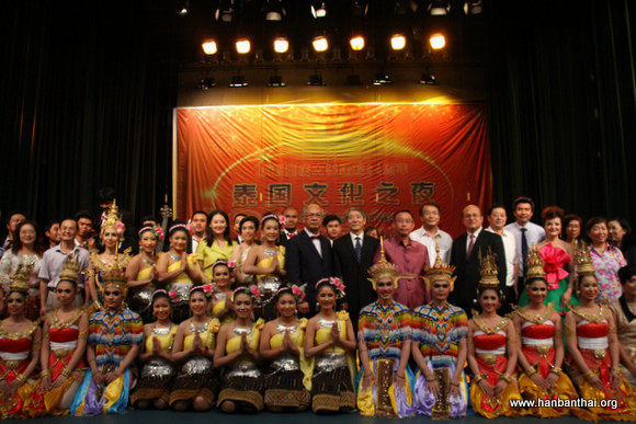 图片5 全体演职人员合影.jpg