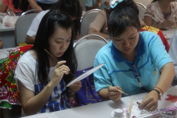 图3 学员们兴致勃勃地体验团扇上的中国画创作.jpg