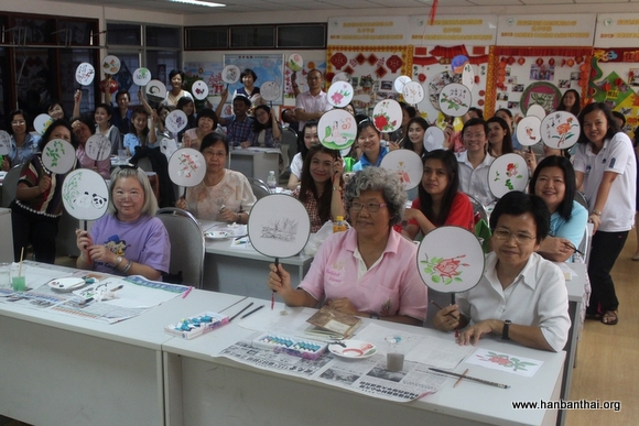 图5 学员们展示互赠的中国画“宋干节团扇”.jpg