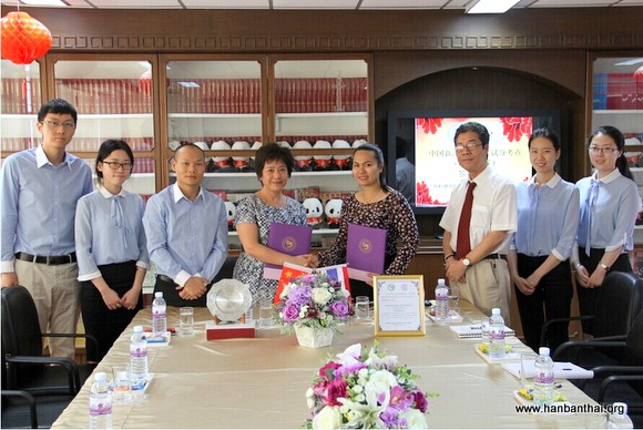 图1.温院长与亚洲发展学校执行校长签署协议.jpg