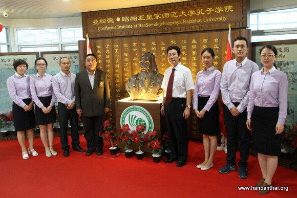 图4.曼松德孔子学院全体教师与瓦拉亚隆宫皇家大学王天松老师合影-001.jpg