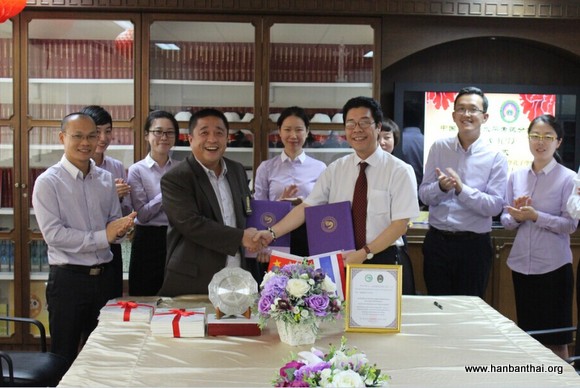 图1.王玮教授和瓦拉亚隆宫皇家大学中文负责老师签署协议-001.jpg