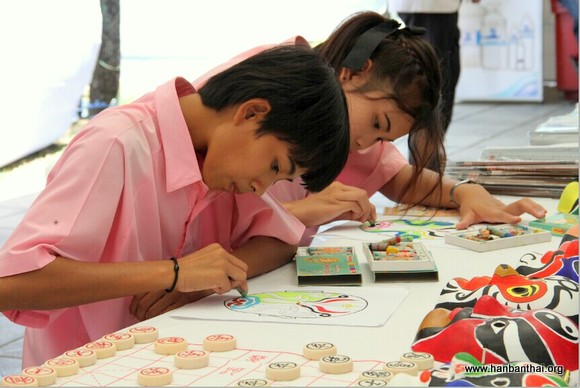 图4. 泰国学生认真描摹京剧脸谱图案-001.jpg