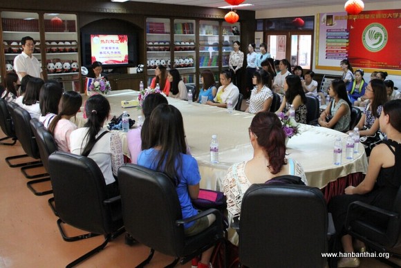 图1曼松德大学中国留学生参观孔子学院-001.jpg