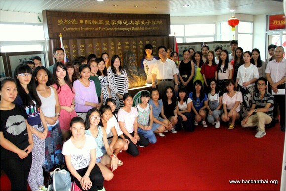 图2曼松德大学中国留学生在孔子学院合影-001.jpg