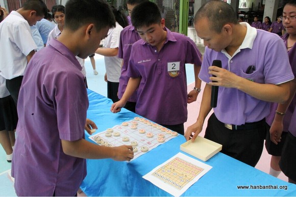 图2   乒乓球接力赛中学生奋勇争先.jpg