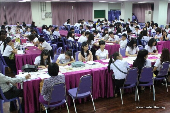 图6中国留学生听取曼松德孔院介绍-001.jpg