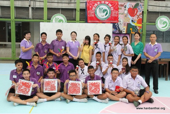 图5   曼松德孔子学院教师与获奖学生们.jpg