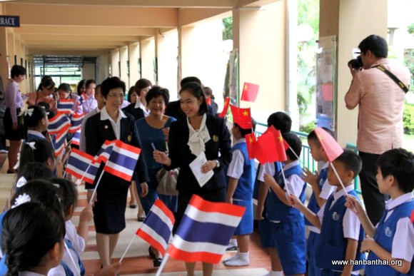 图2   泰国国际双语学校师生热烈欢迎曼松德孔院教师-001.jpg