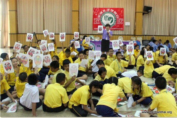 图4：孔院老师与同学们兴趣盎然地画脸谱-001.jpg