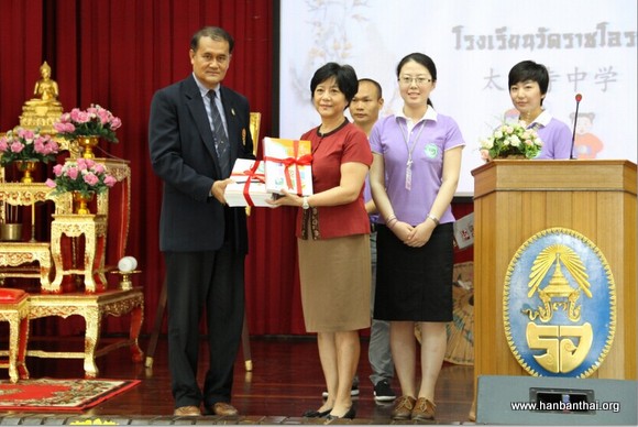 图2：温象羽院长向太子寺中学赠送汉语教材-001.jpg