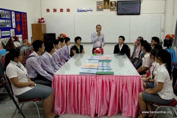 图1 曼松德孔院教师对培知公学教师进行考前培训-001.jpg