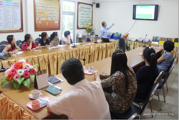 图1 曼松德孔子学院老师对监考老师进行考前再培训.jpg