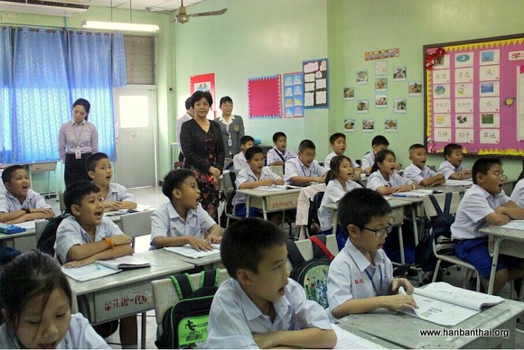 图4 温院长视察课堂-001.jpg