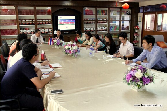 图1  曼松德孔子学院与曼松德大学中文系商讨教学细节-001.jpg