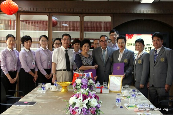 图1   曼松德孔子学院与培知公学签署HSK协议 (1).jpg
