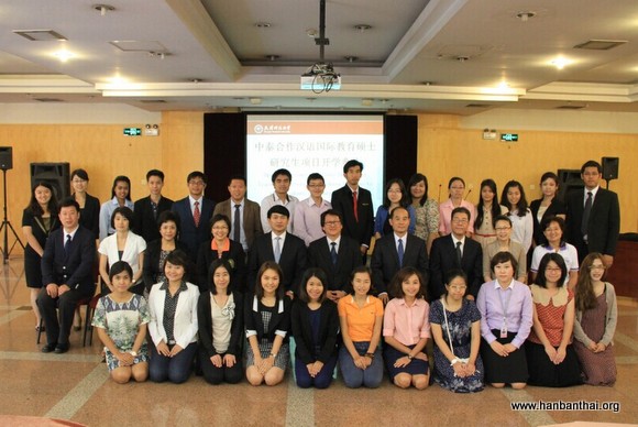 图5  两校领导与学生合影-001.jpg