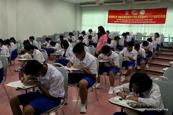图3监考老师认真查看考场情况-001.jpg