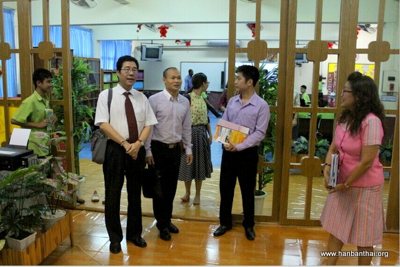 图1.曼松德孔子学院教师对思维才中学进行考察.jpg