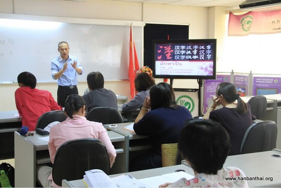 图6 老师在讲解汉字的演变过程.jpg