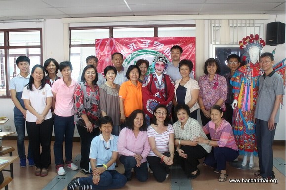 图5 京剧专家与学员合影.jpg