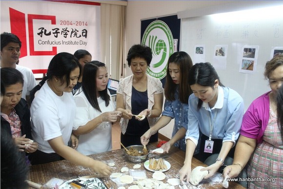 图2 老师与学员一起包饺子.jpg