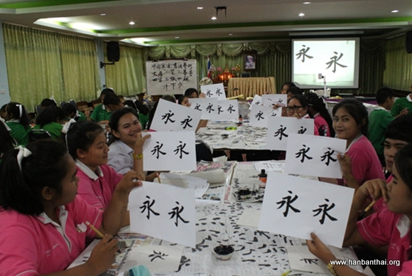 图5 学生们竞相展示书法作品-001.jpg