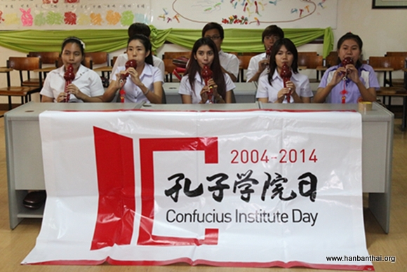 图2  学生为庆祝孔子学院日一同演奏《生日快乐歌》-001.jpg