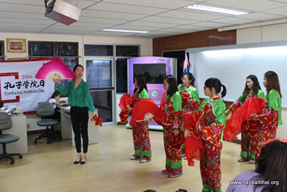 图3  老师指导学生进行舞蹈表演-001.jpg
