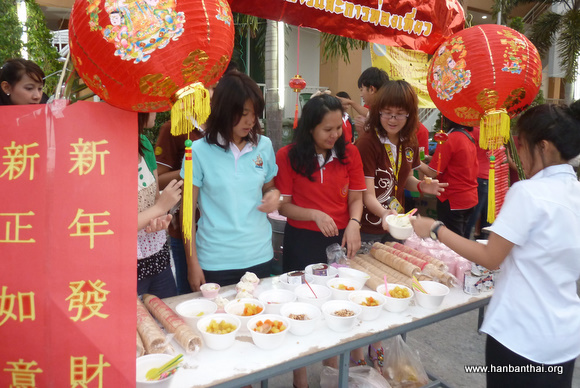 品尝中华美食.JPG