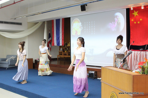 泰国学生表演中国舞蹈.JPG