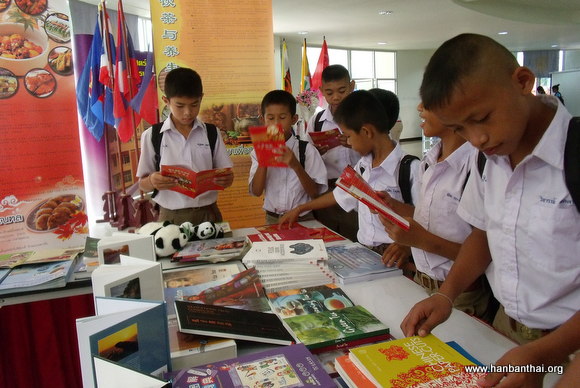 当地学生阅读中国文化书籍.JPG