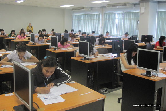 兰拍帕尼皇家大学考生在答题.JPG