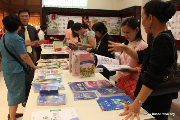泰国本土教师参观汉语教材图书展.jpg