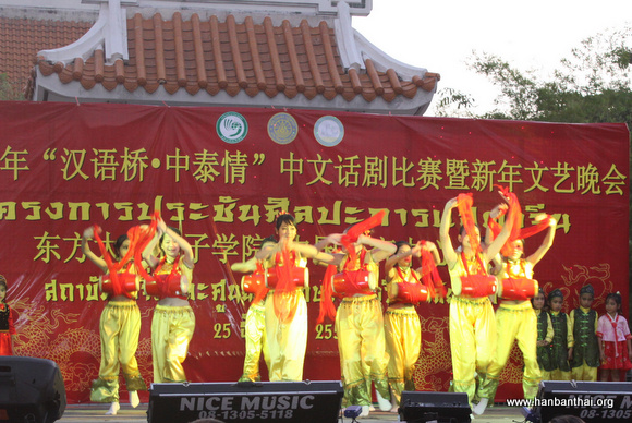 富有中国特色的《踏歌起舞》.jpg