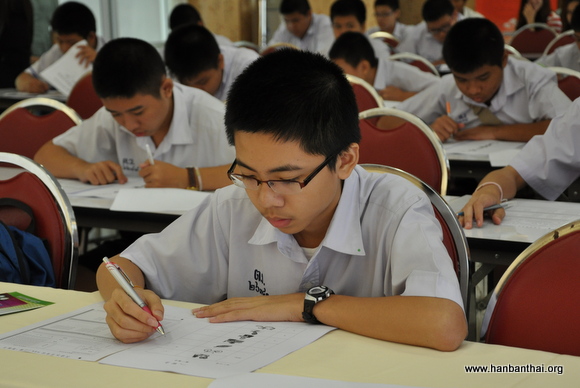 岱密中学学生认真参加HSK模拟测试和讲座.JPG
