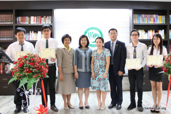 东方大学助理校长YUVADEE RODJARKPAI为部分获奖选手颁奖合影.JPG