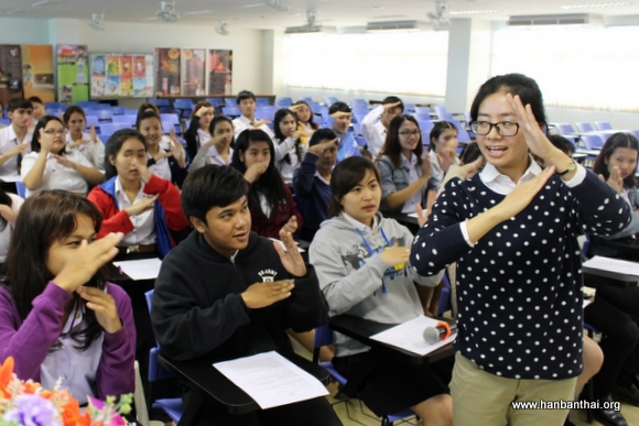 学员们学习中文歌曲.jpg