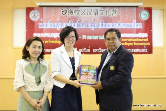 东方大学孔子学院中外方院长向东大沙缴分校校长赠书.jpg