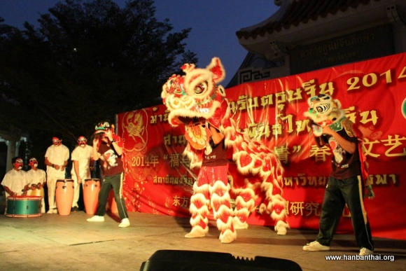 开场舞狮表演带来浓浓的年味儿.jpg