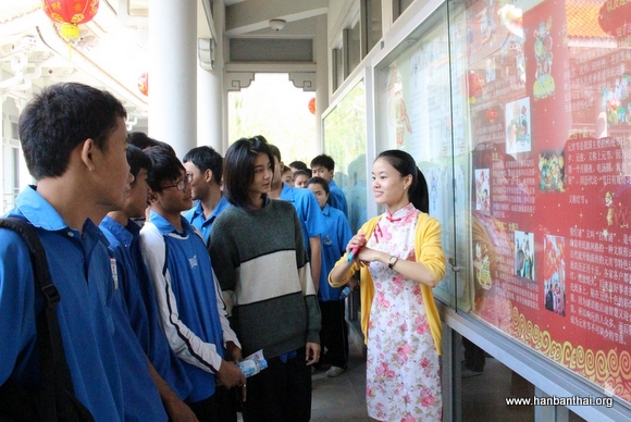 2.孔院教师向学员们讲解春节主题的橱窗.jpg