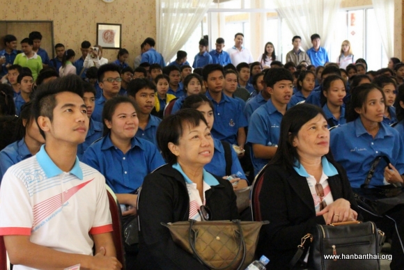 1.师生认真聆听春节的介绍.jpg